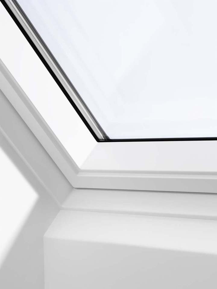 ПОКРИВНИ ПРОЗОРЦИ VELUX GLU 0061 С ГОРНО УПРАВЛЕНИЕ СТАНДАРТ ПЛЮС