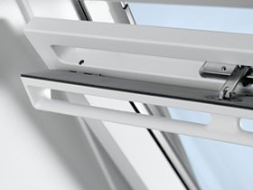 ПОКРИВНИ ПРОЗОРЦИ VELUX GLU 0061 С ГОРНО УПРАВЛЕНИЕ СТАНДАРТ ПЛЮС