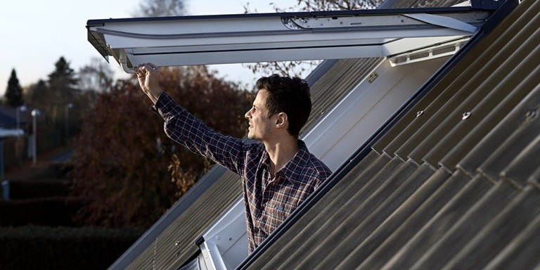 ПОКРИВНИ ПРОЗОРЦИ VELUX GPL  3070 и GPU 0070 С ДОЛНО УПРАВЛЕНИЕ ПРЕМИУМ