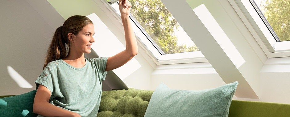 ПОКРИВНИ ПРОЗОРЦИ VELUX GPL  3070 и GPU 0070 С ДОЛНО УПРАВЛЕНИЕ ПРЕМИУМ