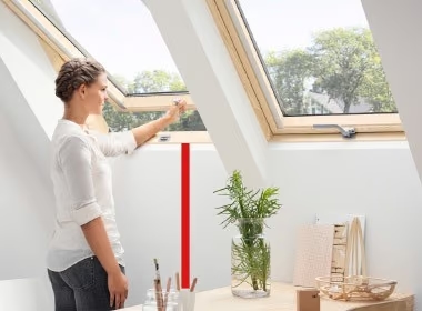 ПОКРИВНИ ПРОЗОРЦИ VELUX GZL 1051 B ПРИ ВИСОК НАДЗИД С ДОЛНО УПРАВЛЕНИЕ - СТАНДАРТ