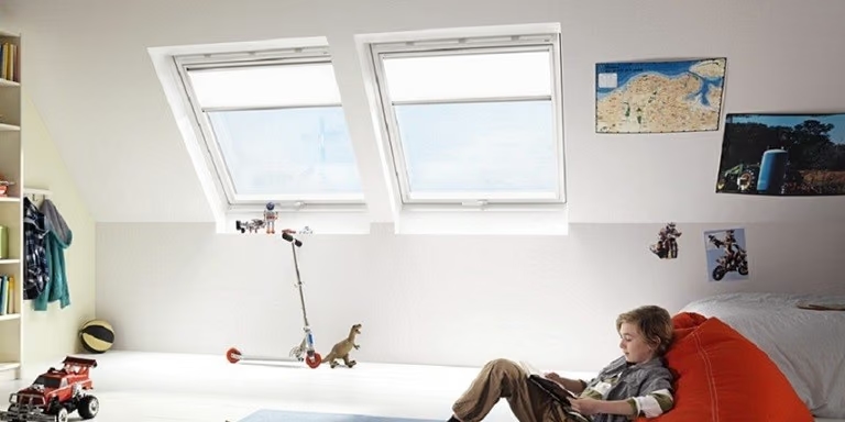 ПОКРИВНИ ПРОЗОРЦИ VELUX GPL 3070 и GPU 0070 С ДОЛНО УПРАВЛЕНИЕ ПРЕМИУМ