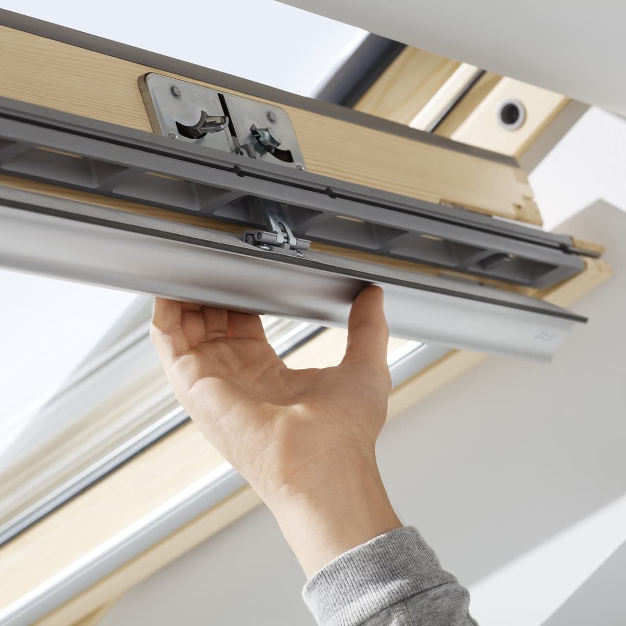 Покривен прозорец VELUX GLL 1061 SК08 114х140см Стандарт Плюс, горно управление